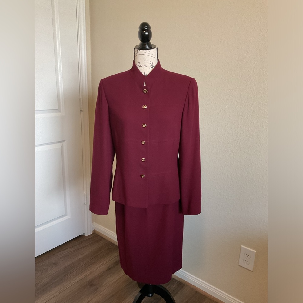 Kaspar Women’s burgundy 2 piece Suit. Size 6. Gently used Condition.